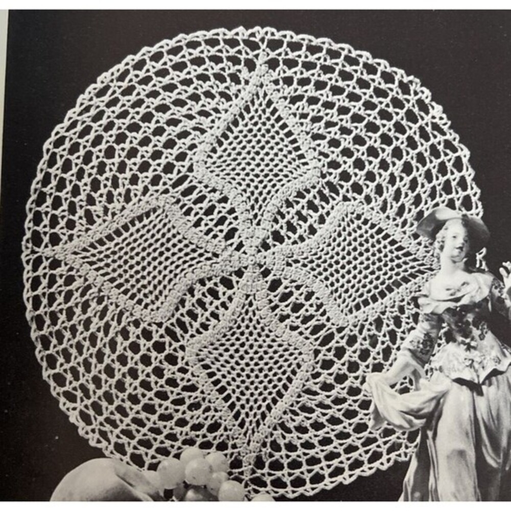 Vintage 1950's Crochet Knit Doily Pattern PINEAPPLE PRISM Tatted 14"